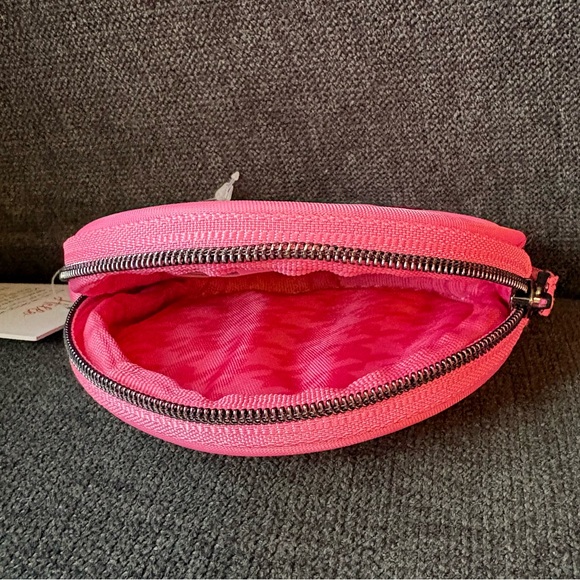 Lug Circle Embroidered Coin Pouch – Perfectly Pink (Embroidered Red Heart) - Picture 7 of 16